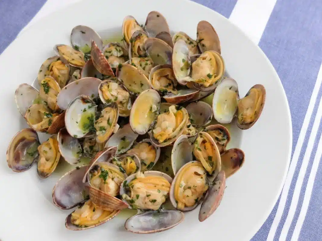 Almejas sin concha al ajillo con vino blanco y perejil.jpg