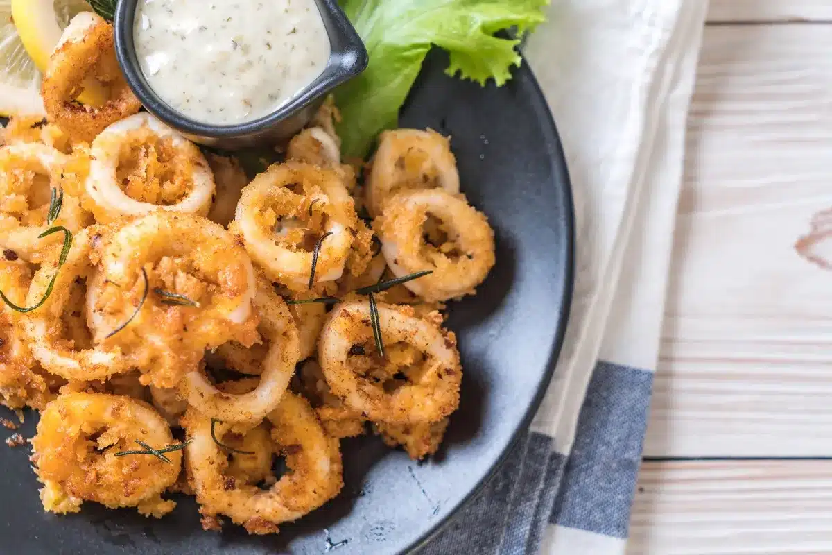 Calamares crujientes con alioli de ajo y limón