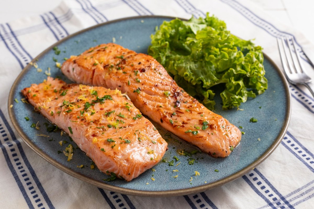Salmón con piel crujiente en sartén